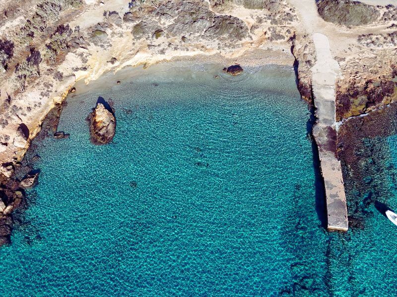Finikas beach in Koufonisia, ideal for families with calm and clear waters