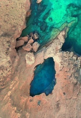 Piscina naturale tra le rocce a Koufonisia con acque turchesi