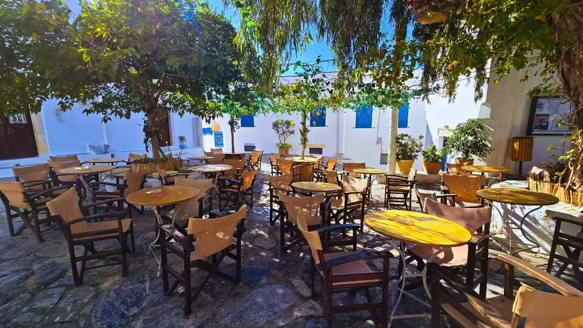 Άνοιξη στα νησιά, ανθισμένα μονοπάτια και φύση