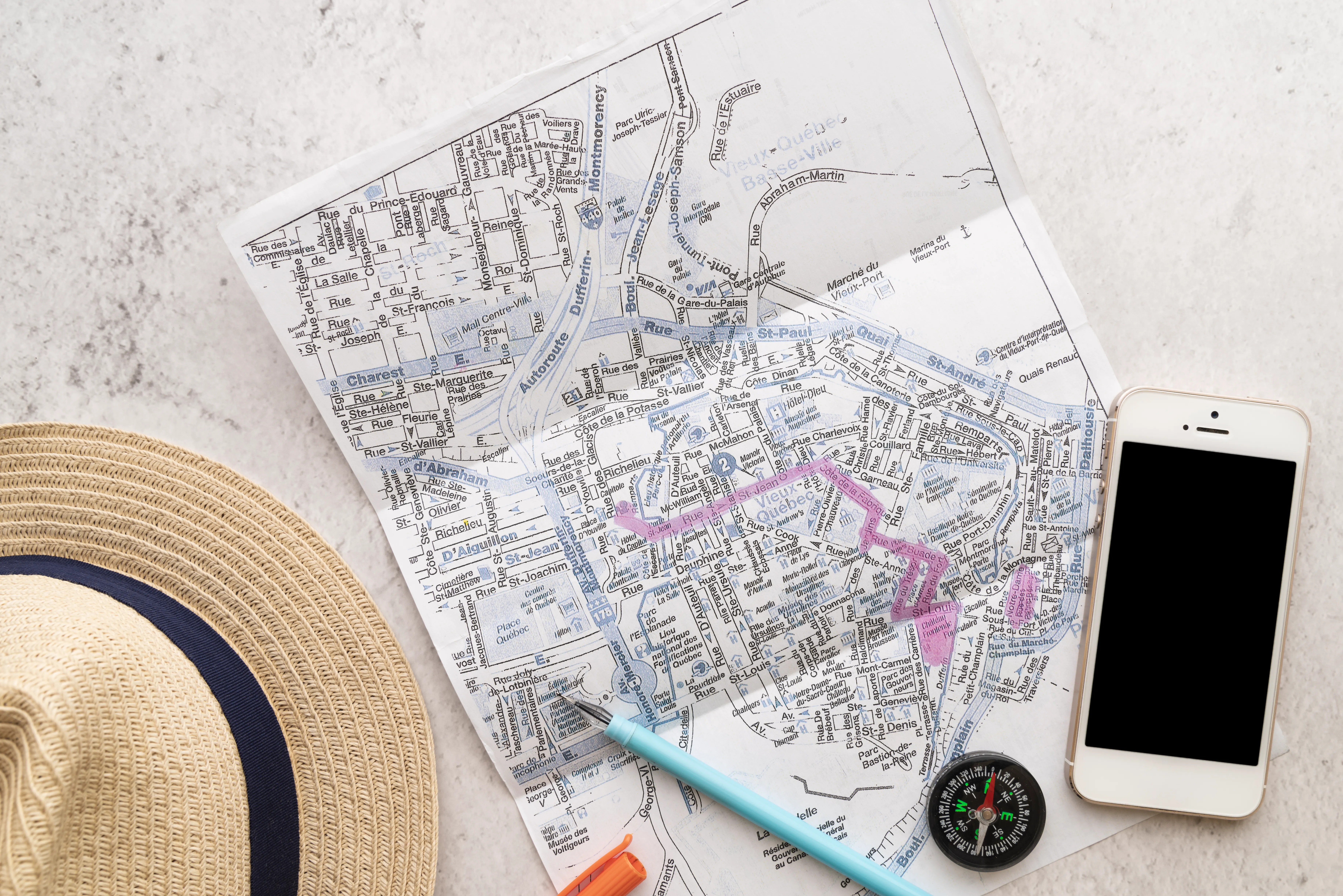 Organosi taxidiou me xarti kai travel accessories
